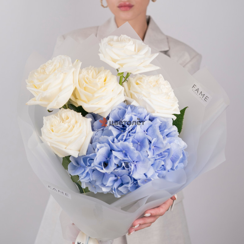 Букет с розами и гортензией