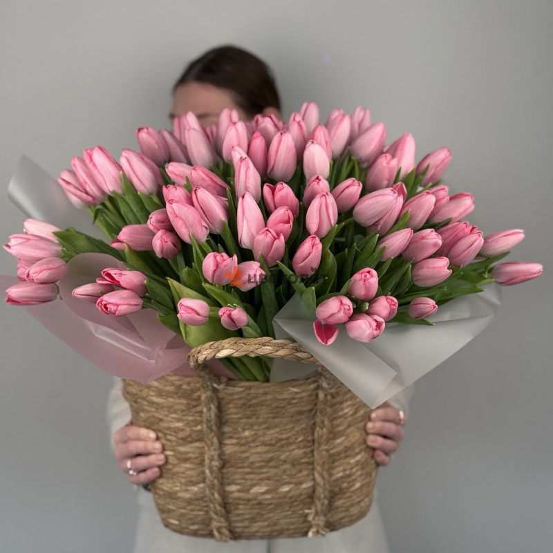 Корзина с тюльпанами