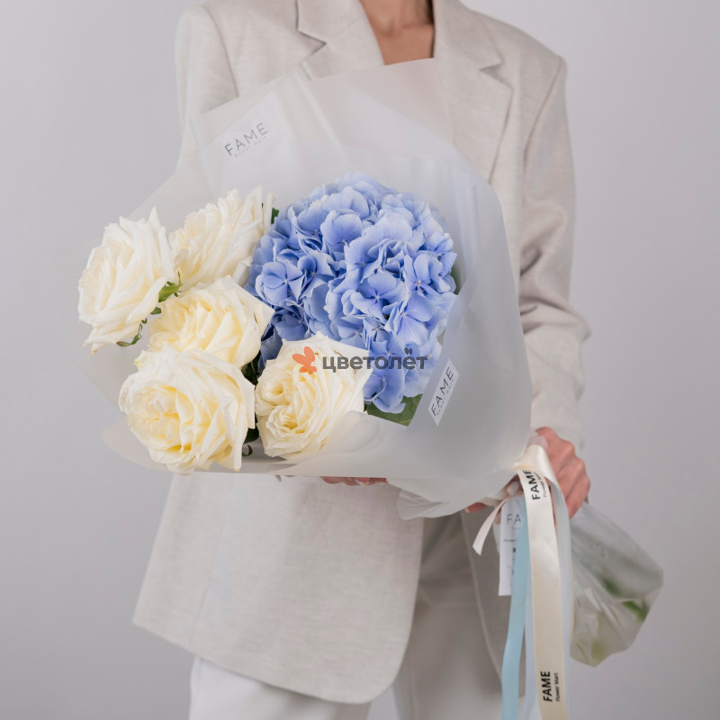 Букет с розами и гортензией